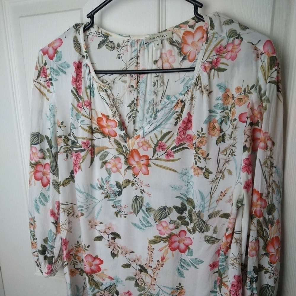 ANNE Carson women's white floral 3/4 sleeve v neck blouse. Size S